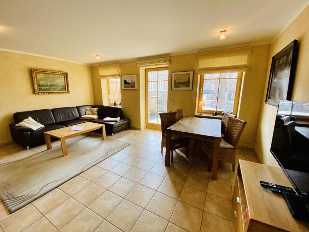 Captains Lounge room 4