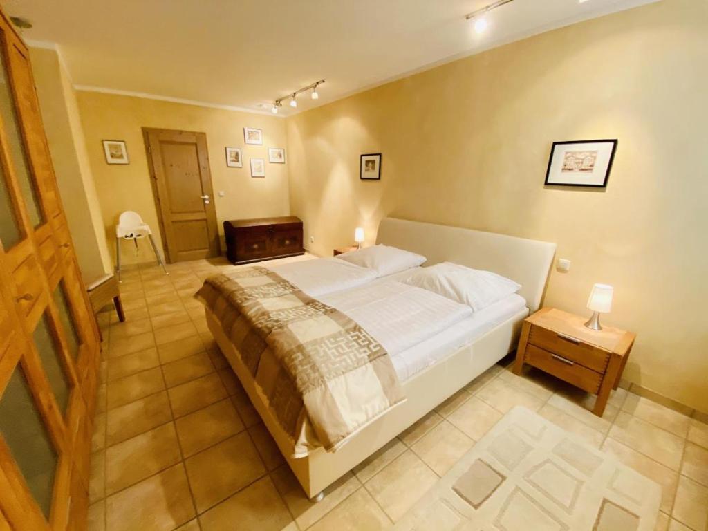 Captains Lounge room 6